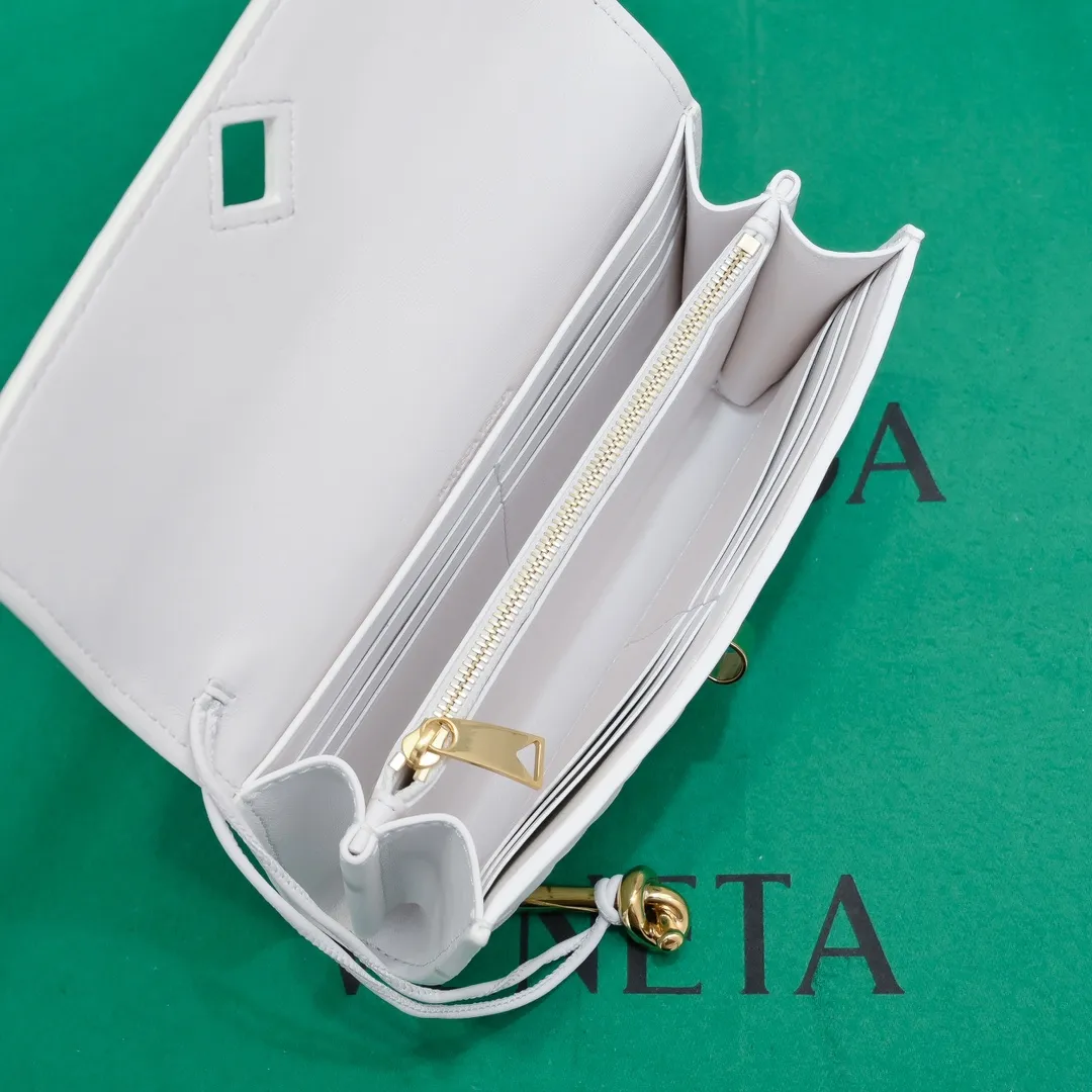 Batch 1160 BV Andiamo clutch wallet is super high-end🤎🤎How come the long clutch bag is so exquisite~ The braided style bag surface paired with all-copper hardware is really warm and high-end. The bag body is super light and can be grabbed easily! It can store a lot of small items and large mobile phones ~ very practical for daily use. Style number: 1504 Size: 19*11.5*3
